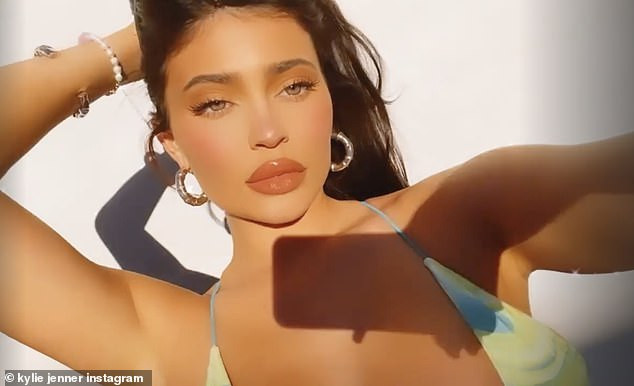Nữ tỷ phú Kylie Jenner khoe đường cong 'rực lửa' với bikini ảnh 2