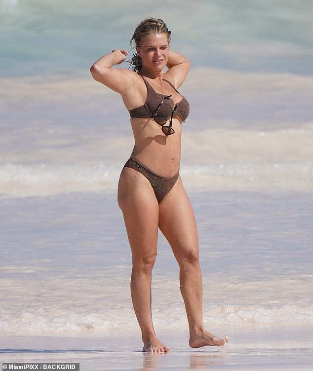 Mỹ nhân bị đồn ngoại tình với bồ trẻ của Jennifer Lopez nóng bỏng với bikini ở biển ảnh 2