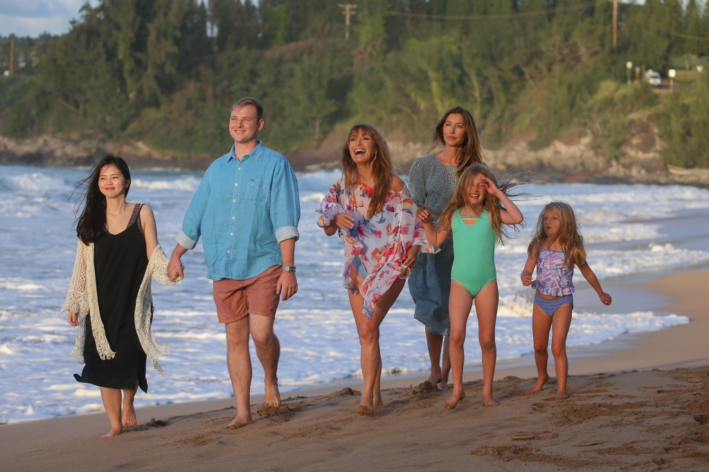 'Bond girl' Jane Seymour tuổi 70 trẻ đẹp ngỡ ngàng ở biển với áo tắm ảnh 6