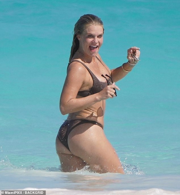 Mỹ nhân bị đồn ngoại tình với bồ trẻ của Jennifer Lopez nóng bỏng với bikini ở biển ảnh 1