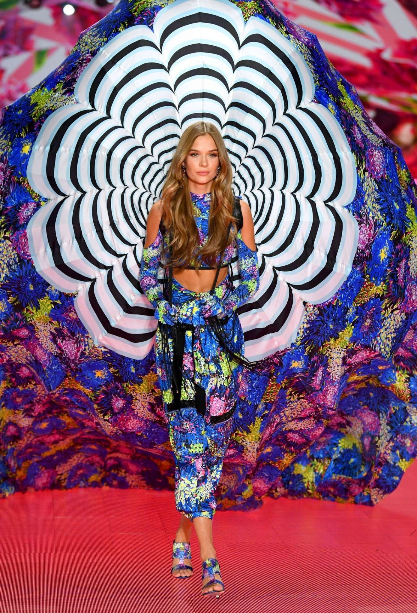 'Thiên thần nội y' Josephine Skriver chụp áo tắm cho tạp chí danh tiếng ảnh 8