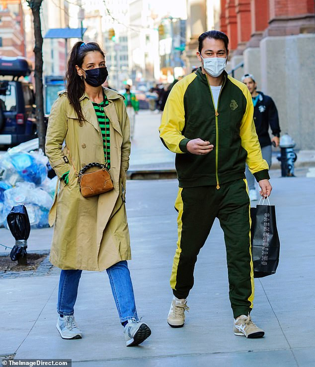 Katie Holmes trẻ trung bất ngờ trên phố với váy boho trễ nải ảnh 9