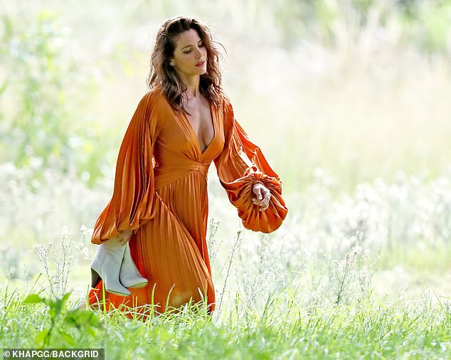 Vợ 'Thần Sấm Thor' chụp ảnh không nội y nóng bỏng ảnh 1