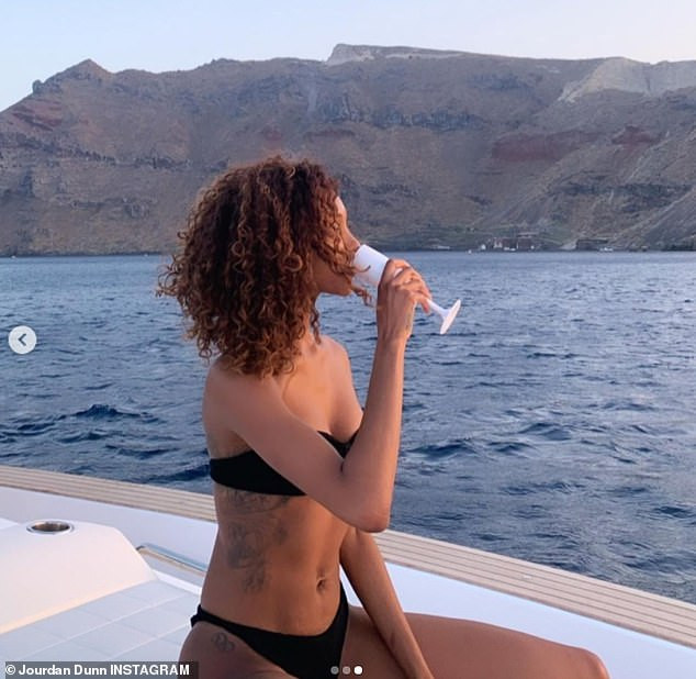 Siêu mẫu Jourdan Dunn khoe dáng đẹp như tạc tượng với áo tắm ảnh 2