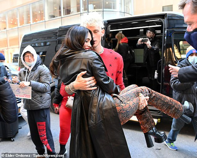 Megan Fox mặc cực sành điệu, khoe eo thon ra phố ảnh 5