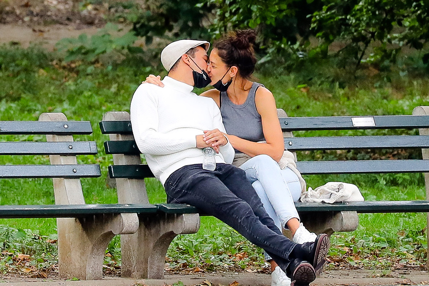 Katie Holmes trẻ trung bất ngờ trên phố với váy boho trễ nải ảnh 7