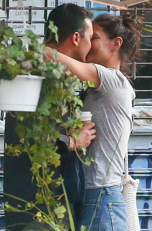 Katie Holmes trẻ trung bất ngờ trên phố với váy boho trễ nải ảnh 6