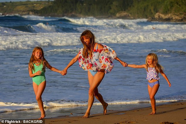 'Bond girl' Jane Seymour tuổi 70 trẻ đẹp ngỡ ngàng ở biển với áo tắm ảnh 4