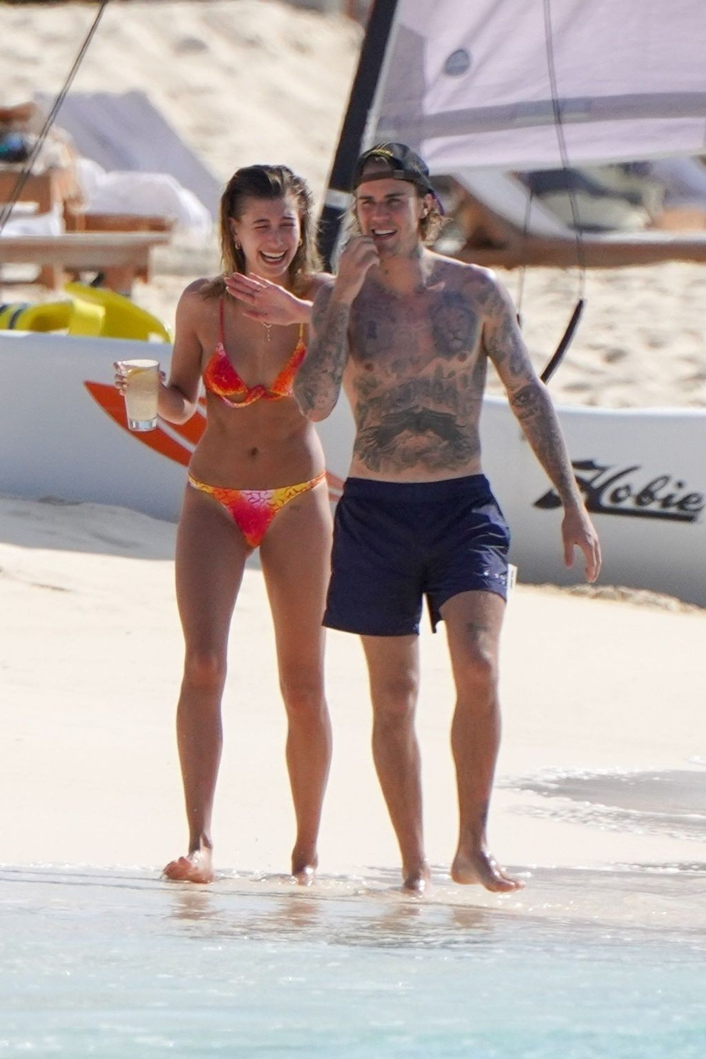 Bà xã Justin Bieber phô body đẹp như tạc tượng với bikini bé xíu ảnh 5