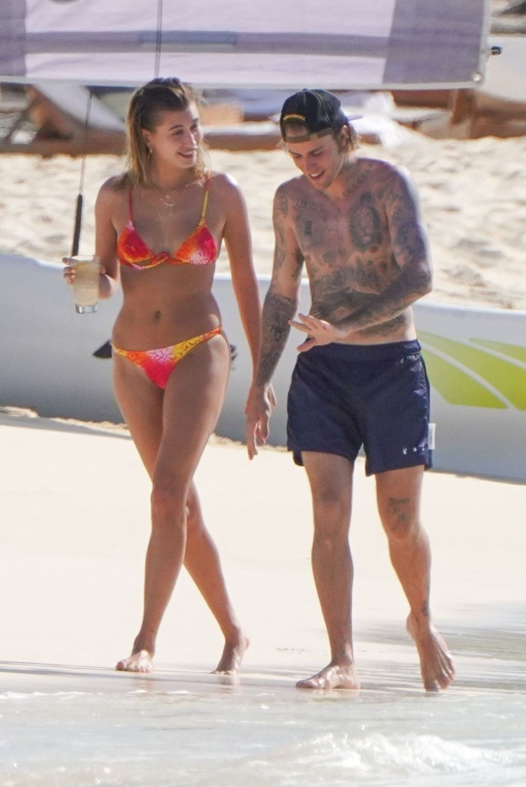 Bà xã Justin Bieber phô body đẹp như tạc tượng với bikini bé xíu ảnh 3