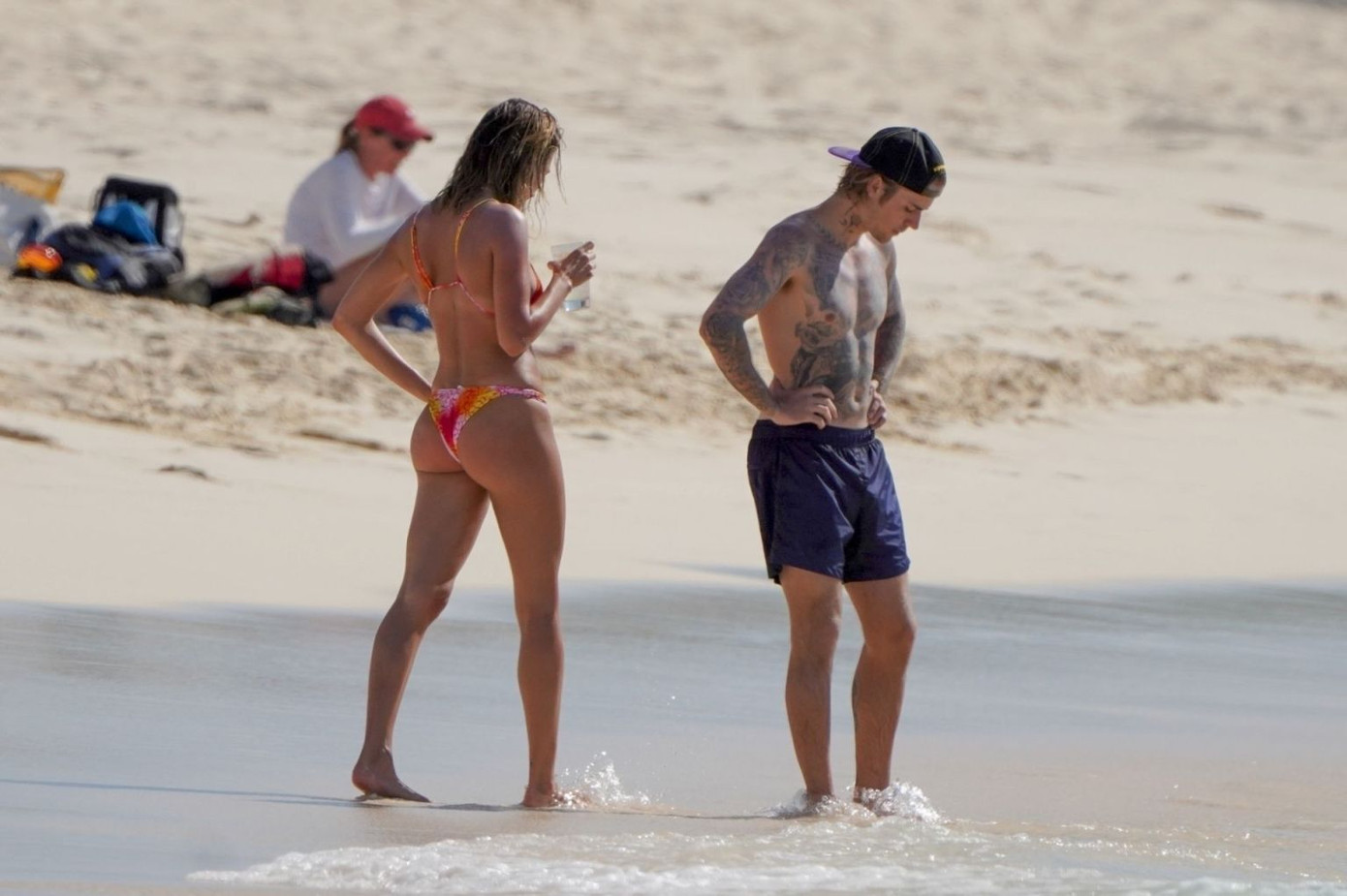 Bà xã Justin Bieber phô body đẹp như tạc tượng với bikini bé xíu ảnh 6