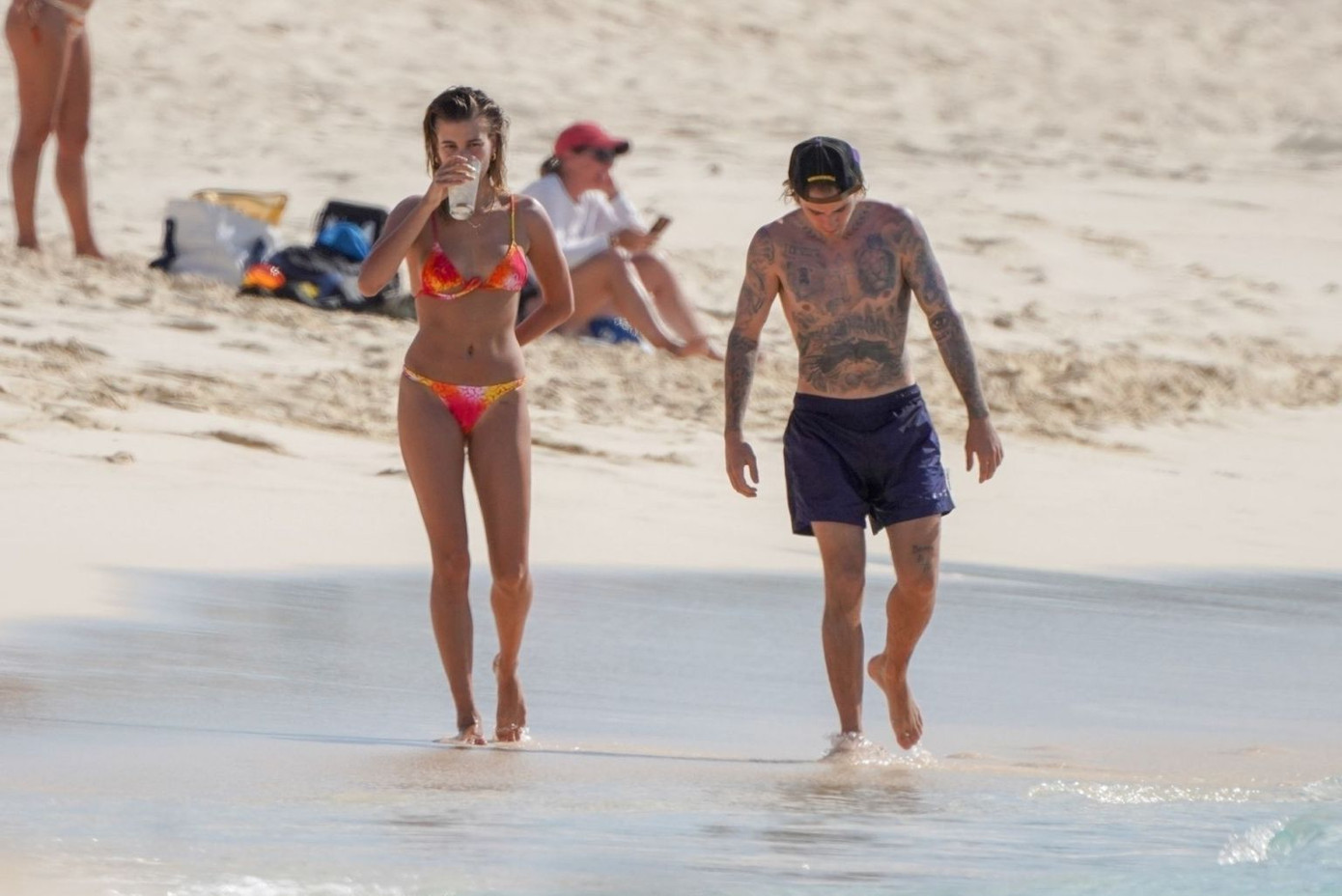 Bà xã Justin Bieber phô body đẹp như tạc tượng với bikini bé xíu ảnh 2