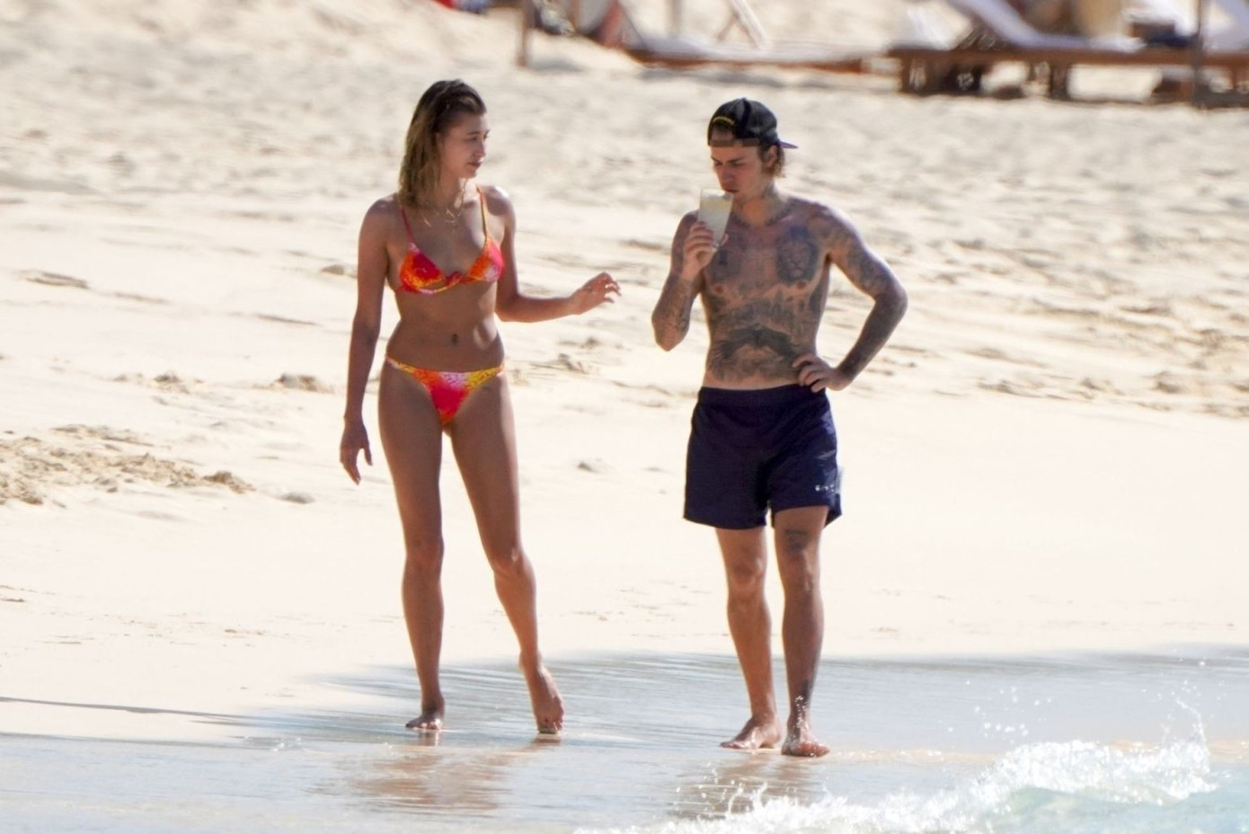 Bà xã Justin Bieber phô body đẹp như tạc tượng với bikini bé xíu ảnh 4