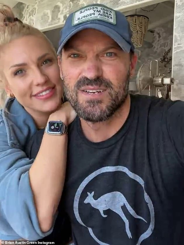 Megan Fox dính như sam tình trẻ kém 4 tuổi, nắm chặt tay nhau đi hẹn hò đêm ảnh 10