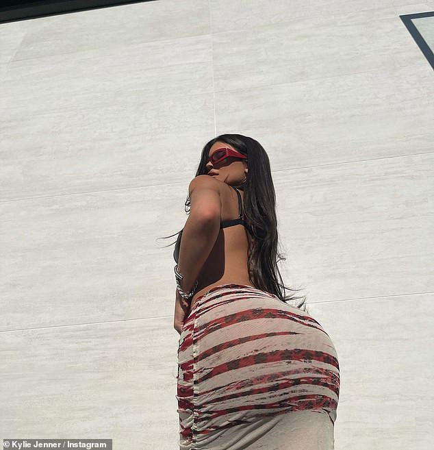 Tỷ phú Kylie Jenner khoe 3 vòng cực 'bốc lửa', lượng fan tăng chóng mặt trên Instagram ảnh 2