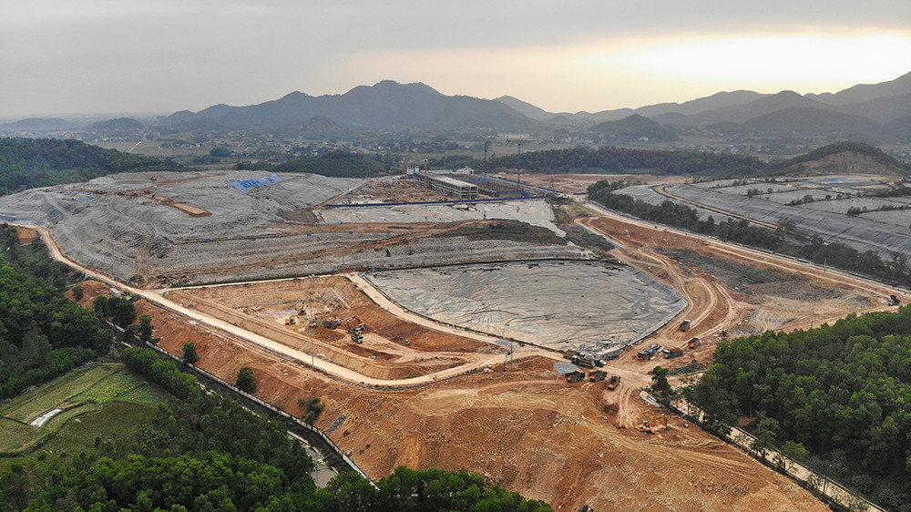 Người dân dựng bạt cắm chốt ngăn xe vào bãi rác Nam Sơn ảnh 6