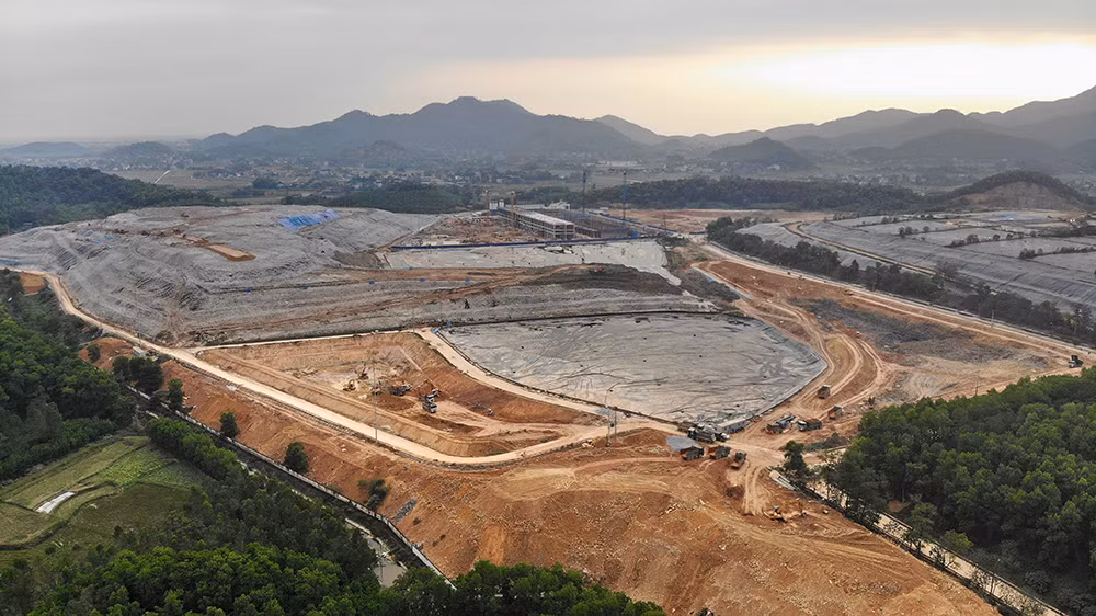 Người dân dựng bạt cắm chốt ngăn xe vào bãi rác Nam Sơn ảnh 6