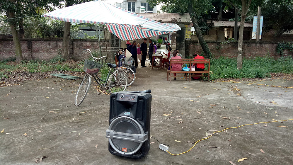 Người dân dựng bạt cắm chốt ngăn xe vào bãi rác Nam Sơn ảnh 10