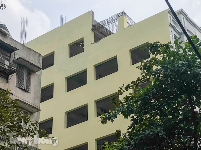 Lạ lùng công trình 'khủng' đục thông gần 40 cửa sổ sang hộ liền kề ảnh 2