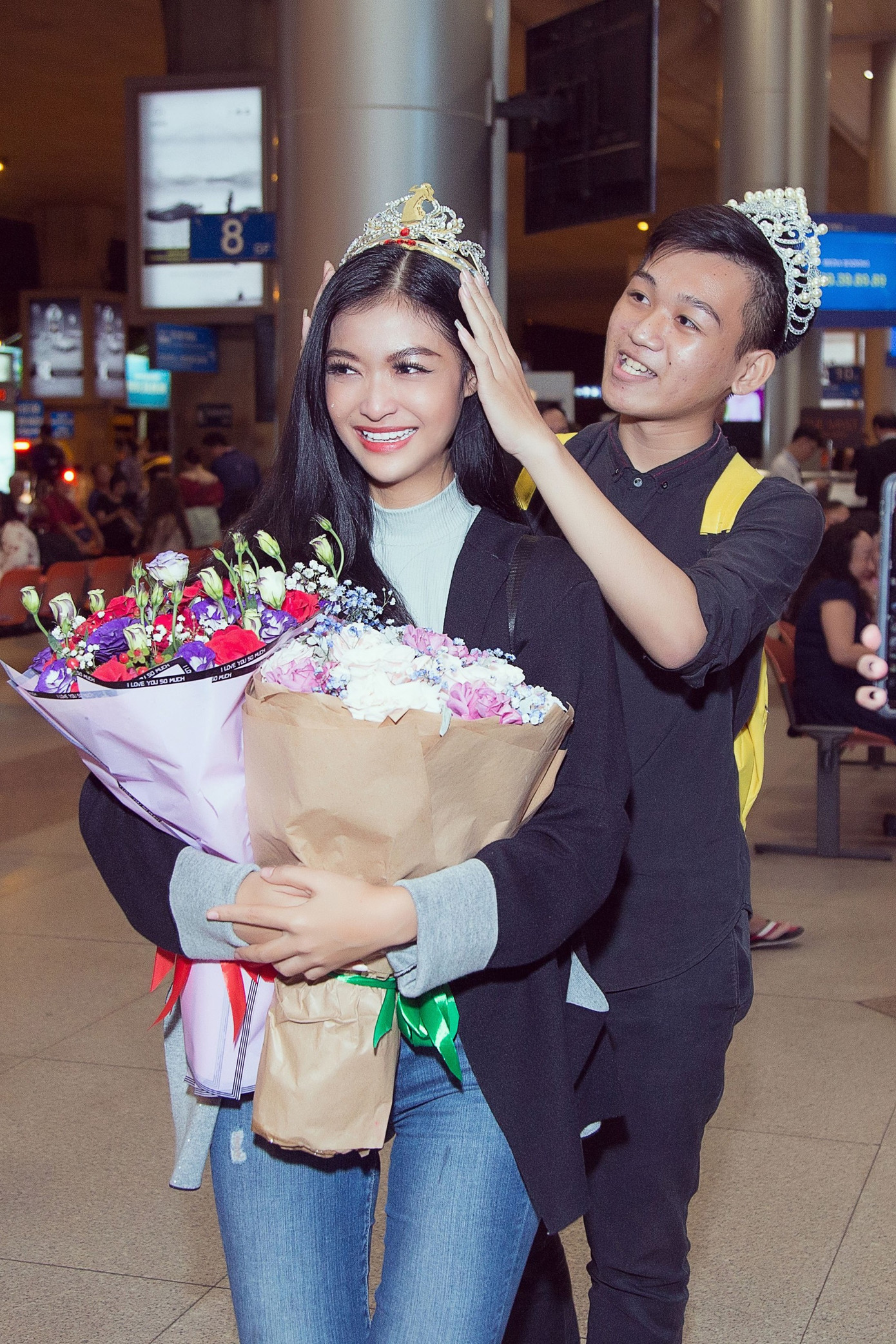 Kiều Loan bật khóc nức nở giữa sân bay khi nhận món quà ý nghĩa từ fan ảnh 2