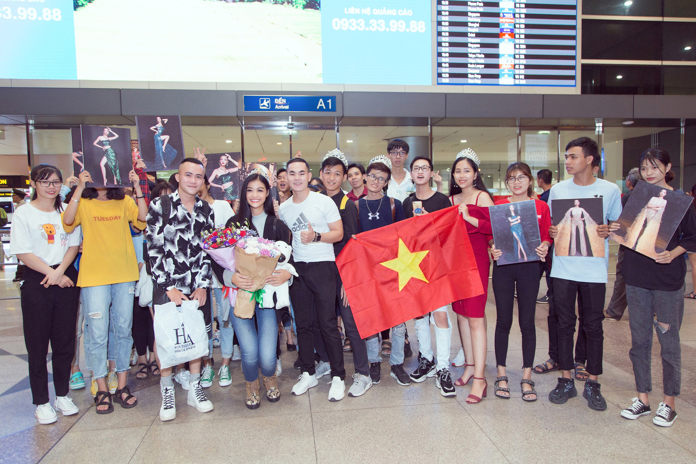 Kiều Loan bật khóc nức nở giữa sân bay khi nhận món quà ý nghĩa từ fan ảnh 5