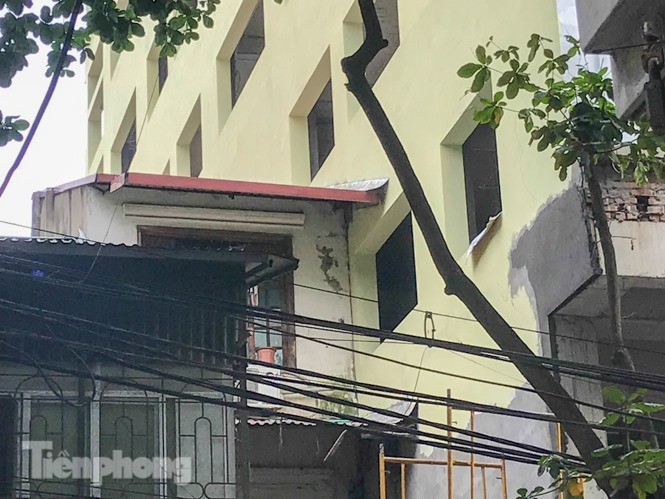 Lạ lùng công trình 'khủng' đục thông gần 40 cửa sổ sang hộ liền kề ảnh 3