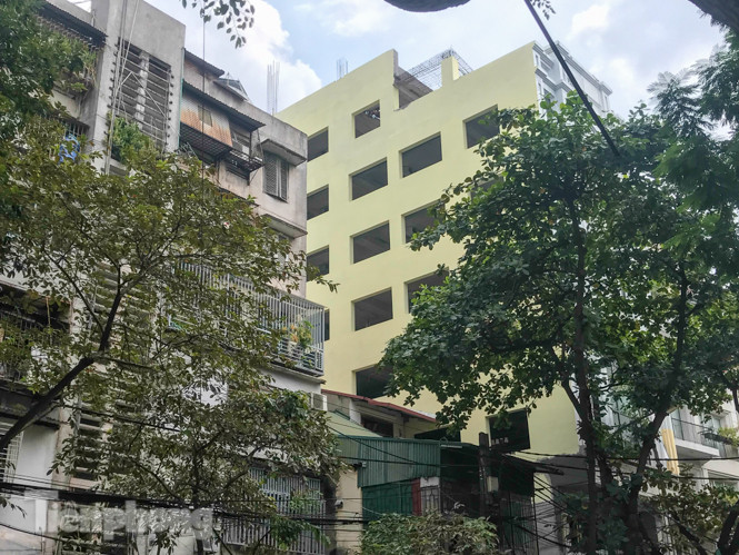 Lạ lùng công trình 'khủng' đục thông gần 40 cửa sổ sang hộ liền kề ảnh 1