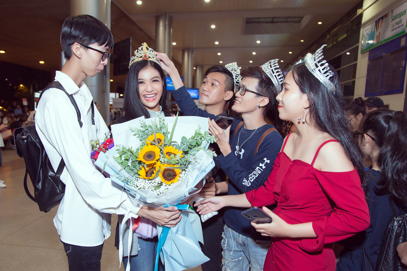 Kiều Loan bật khóc nức nở giữa sân bay khi nhận món quà ý nghĩa từ fan ảnh 3