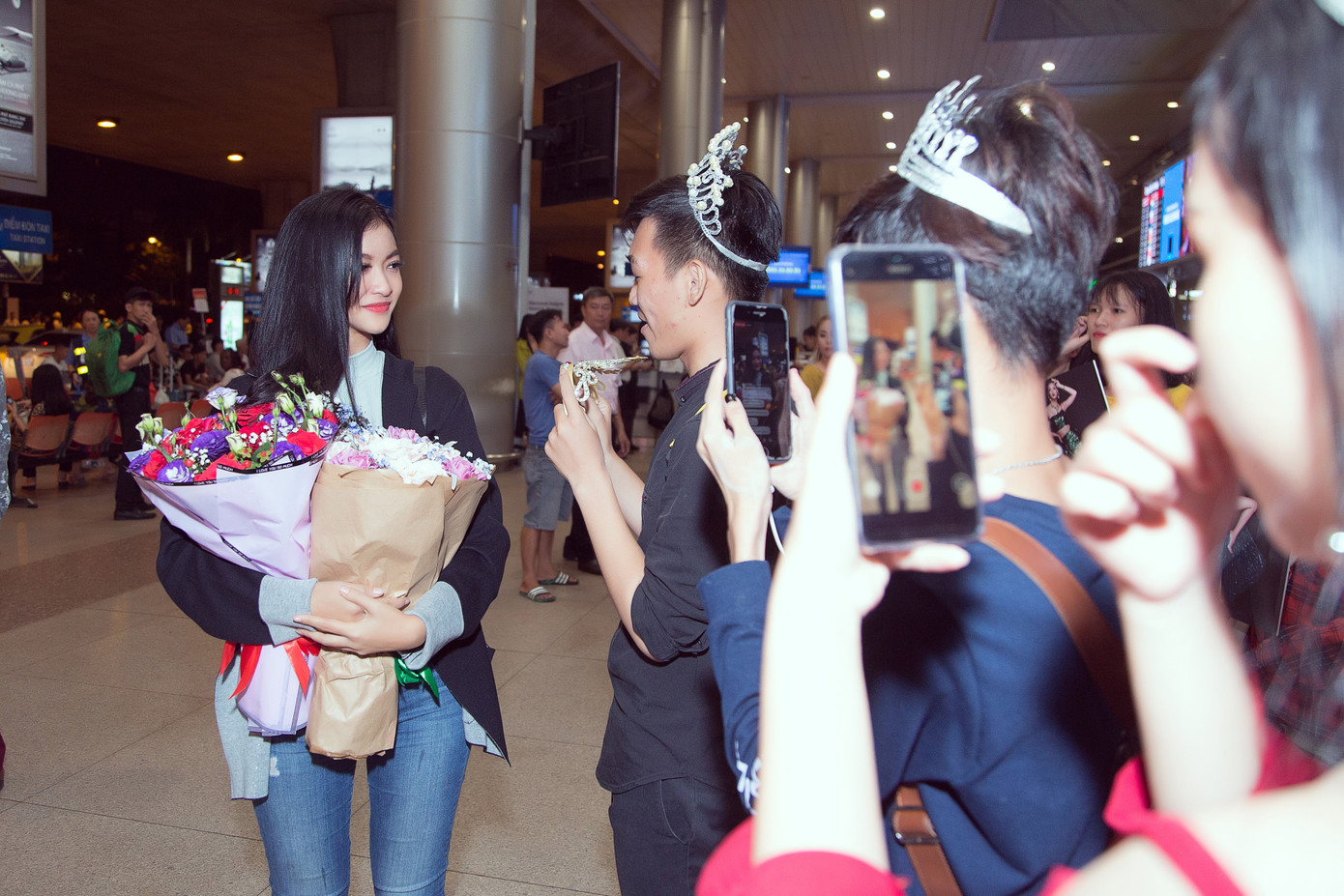 Kiều Loan bật khóc nức nở giữa sân bay khi nhận món quà ý nghĩa từ fan ảnh 1