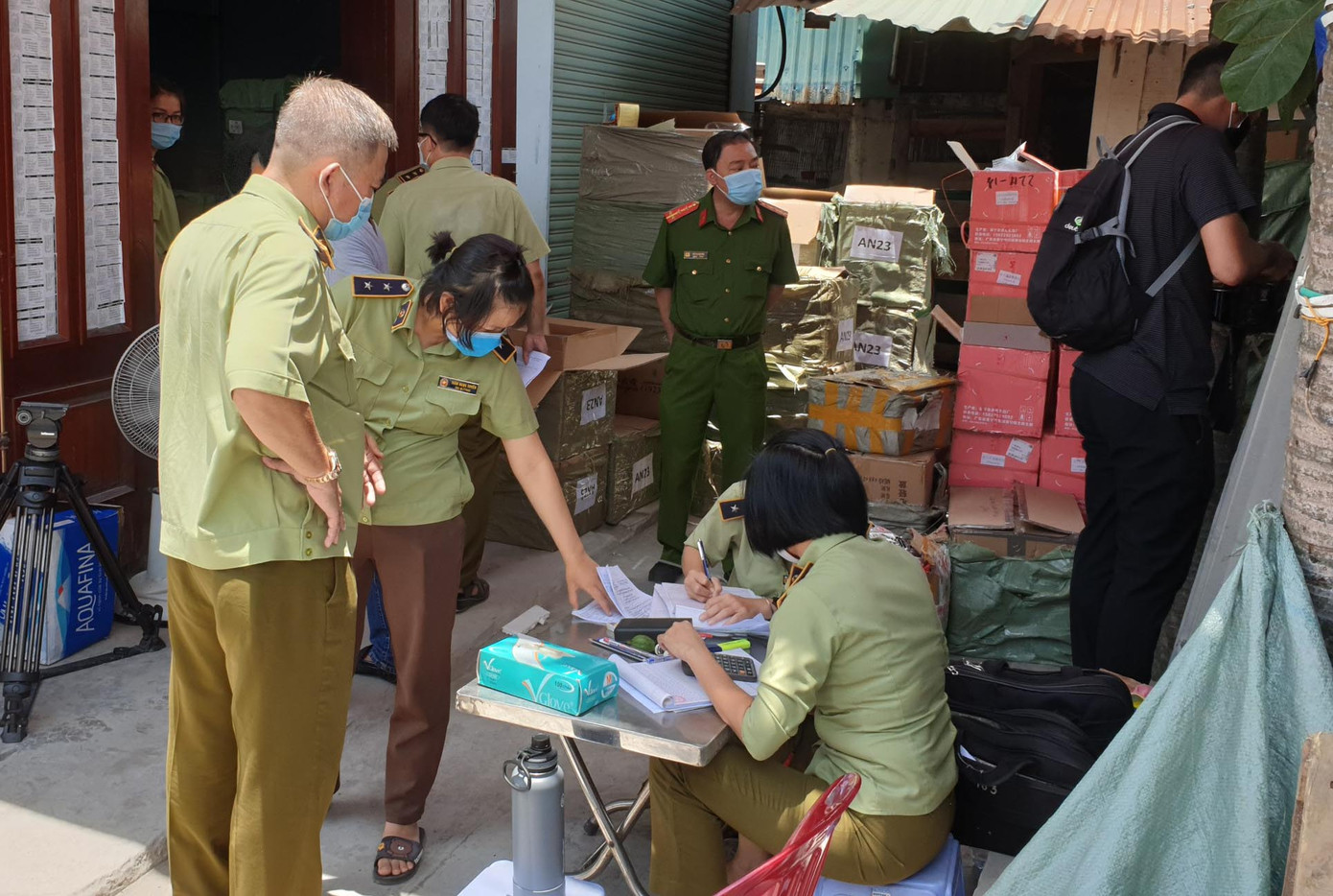 Phát hiện kho chứa 80.000 khẩu trang Trung Quốc ở Sài Gòn ảnh 2