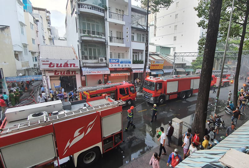 Cháy nhà giữa trung tâm Sài Gòn, cả khu dân cư náo loạn ảnh 1