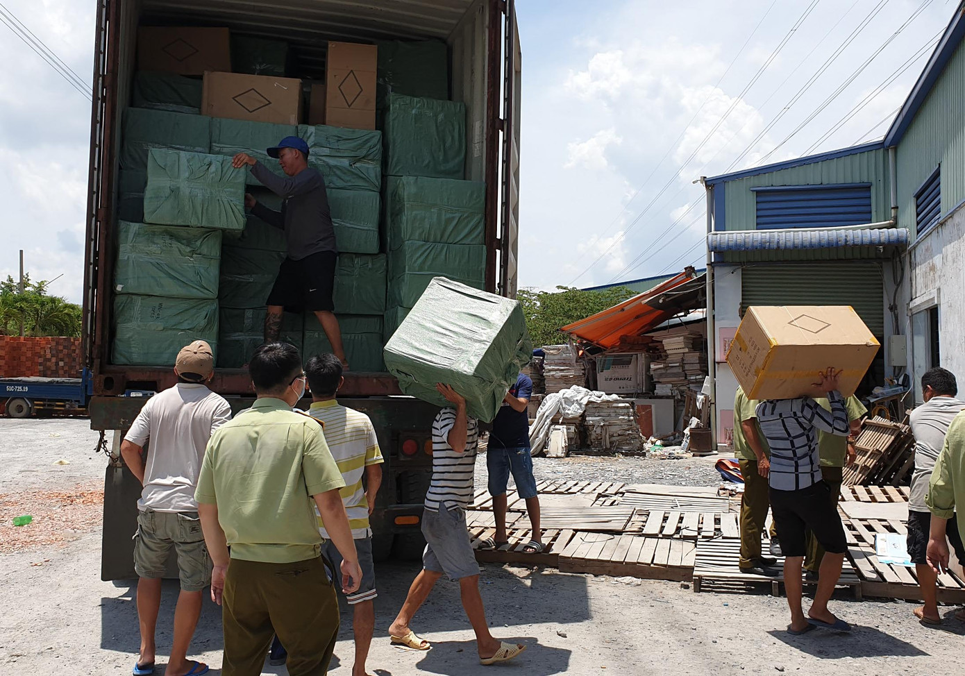 Phát hiện kho chứa 80.000 khẩu trang Trung Quốc ở Sài Gòn ảnh 1