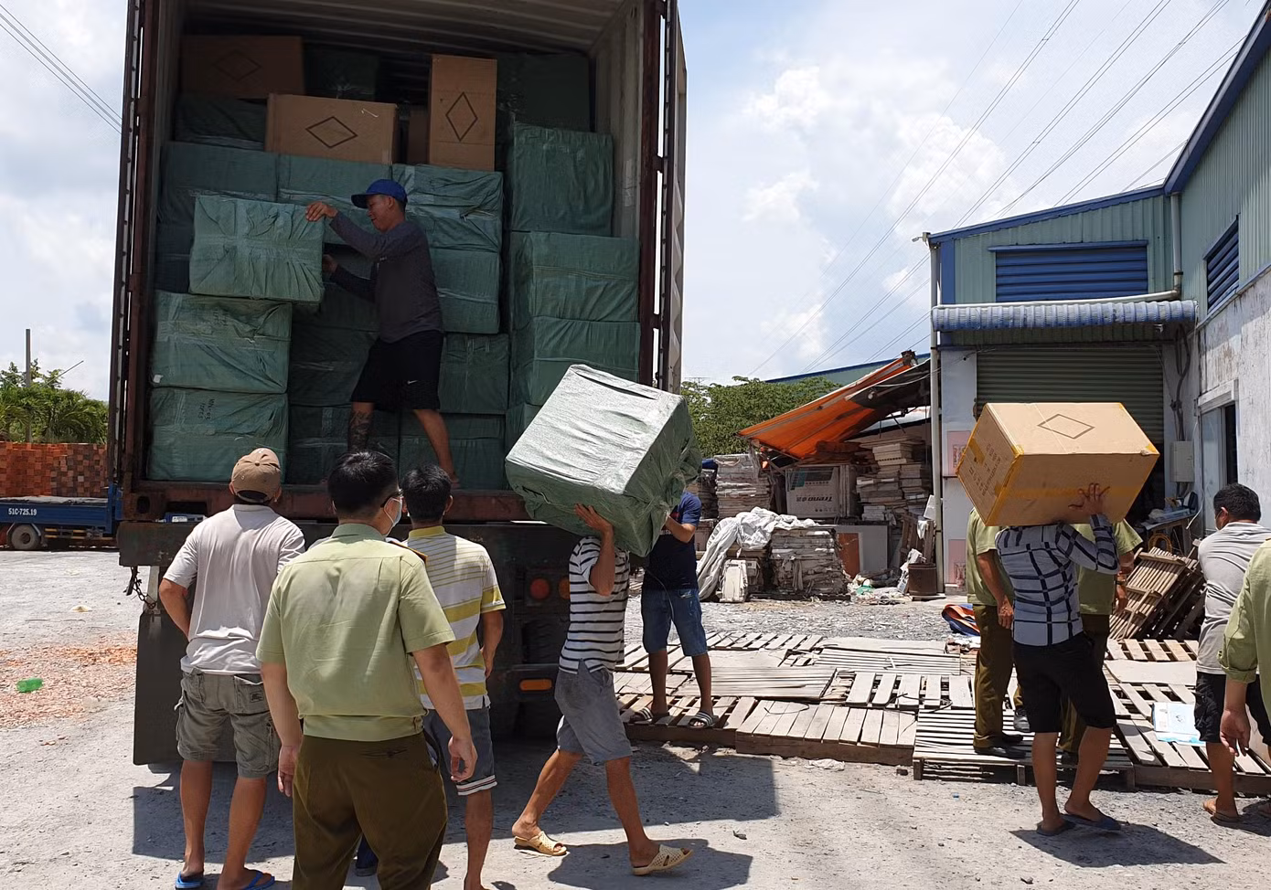 Phát hiện kho chứa 80.000 khẩu trang Trung Quốc ở Sài Gòn ảnh 1