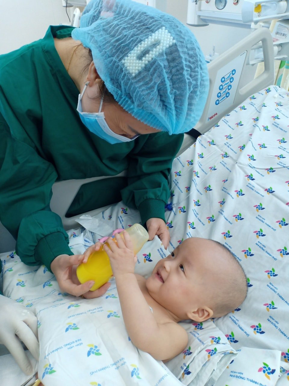 Trúc Nhi – Diệu Nhi tự cầm bình sữa uống sau 20 ngày được mổ tách rời ảnh 2