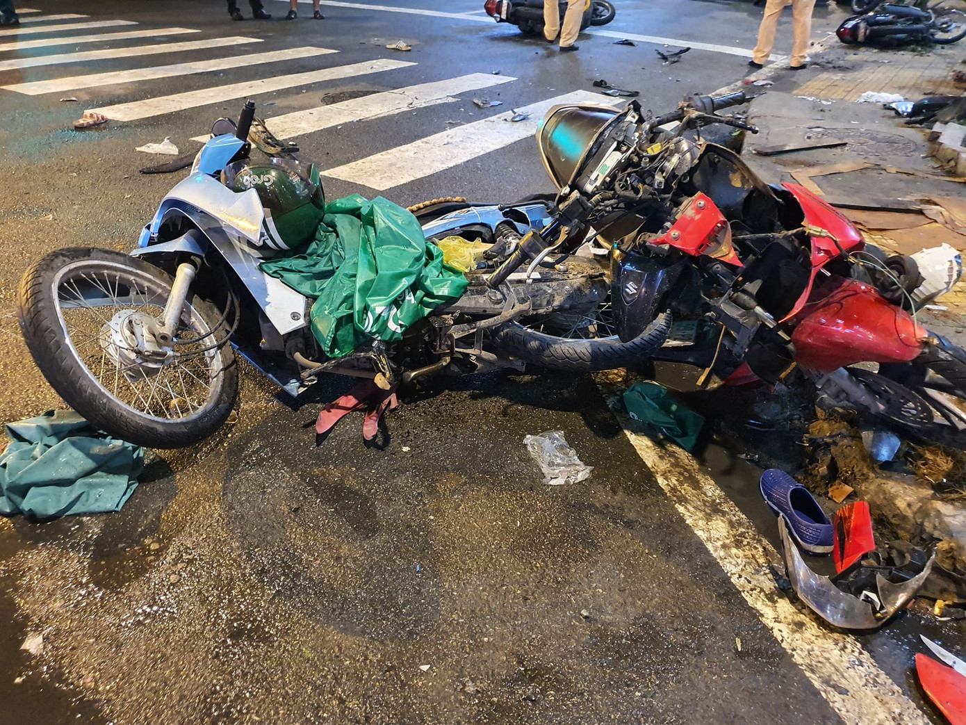 Nữ tài xế xe Camry tông 8 xe máy ở Sài Gòn khai do đạp nhầm chân ga ảnh 1