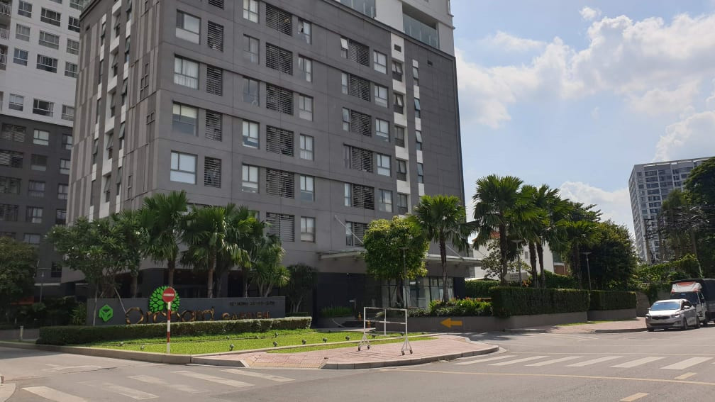 Nhắc đeo khẩu trang, người đàn bà bị nam phi công túm tóc và xịt cồn vào mặt ảnh 1