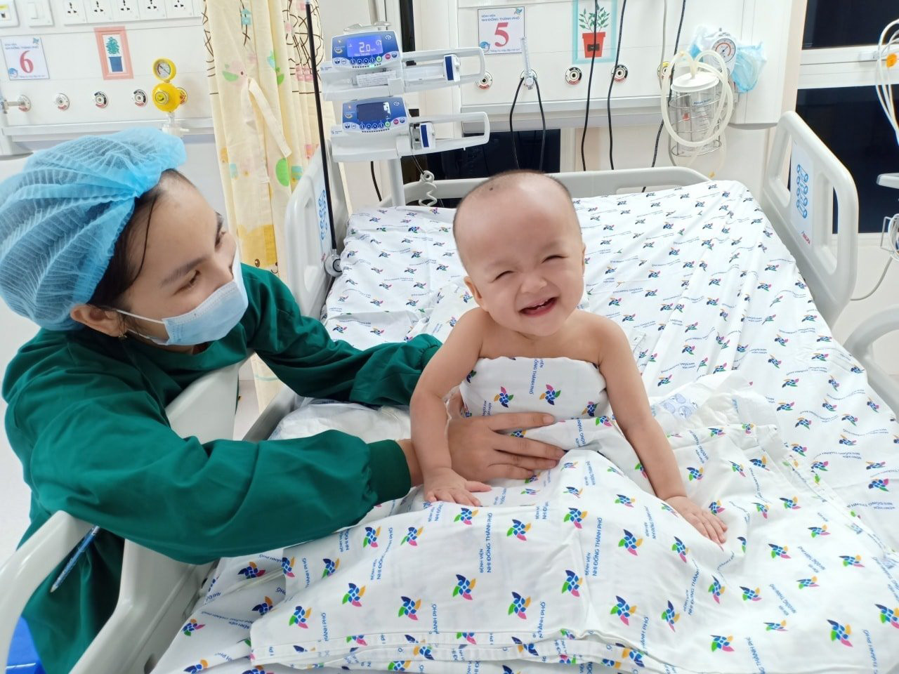 Sau 25 ngày mổ tách, Trúc Nhi và Diệu Nhi tự ngồi dậy ảnh 2