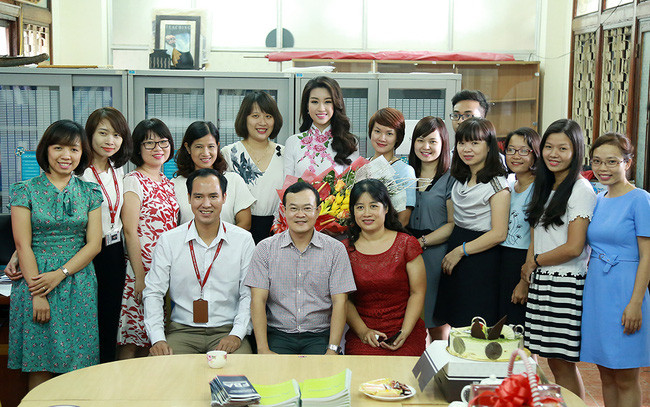 Hình ảnh đẹp của Đỗ Thị Hà và các Hoa hậu Việt Nam khi về thăm trường cũ ảnh 8