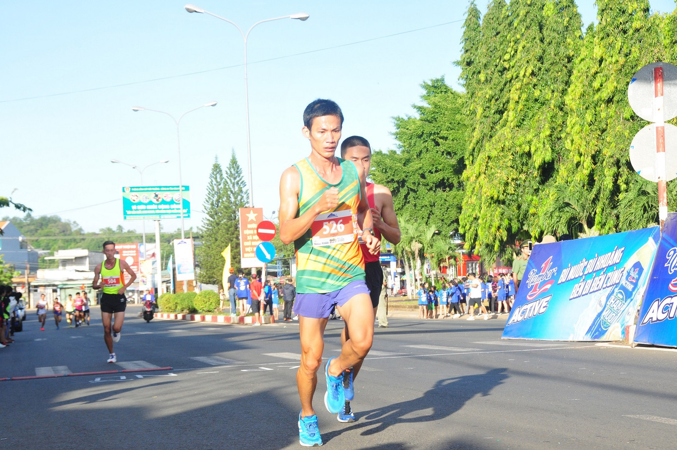 Gần 1500 vận động viên chinh phục đỉnh núi Bà Rá cùng Number 1 Active ảnh 3