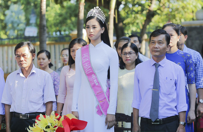 Hình ảnh đẹp của Đỗ Thị Hà và các Hoa hậu Việt Nam khi về thăm trường cũ ảnh 5