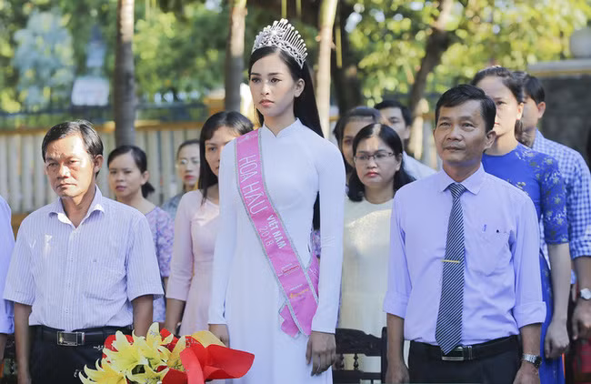 Hình ảnh đẹp của Đỗ Thị Hà và các Hoa hậu Việt Nam khi về thăm trường cũ ảnh 5