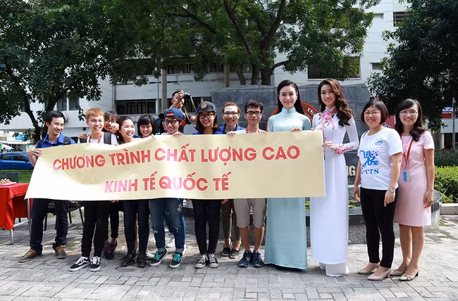 Hình ảnh đẹp của Đỗ Thị Hà và các Hoa hậu Việt Nam khi về thăm trường cũ ảnh 9