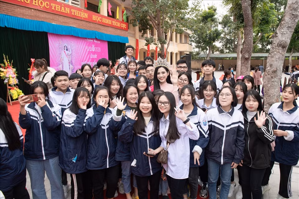 Hình ảnh đẹp của Đỗ Thị Hà và các Hoa hậu Việt Nam khi về thăm trường cũ ảnh 3