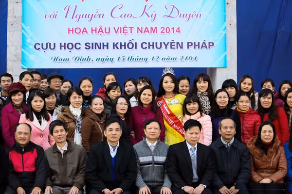 Hình ảnh đẹp của Đỗ Thị Hà và các Hoa hậu Việt Nam khi về thăm trường cũ ảnh 10