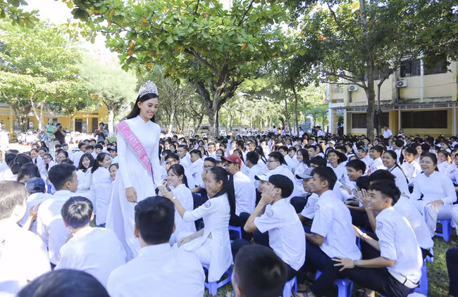 Hình ảnh đẹp của Đỗ Thị Hà và các Hoa hậu Việt Nam khi về thăm trường cũ ảnh 6
