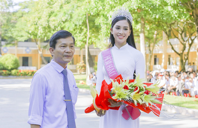 Hình ảnh đẹp của Đỗ Thị Hà và các Hoa hậu Việt Nam khi về thăm trường cũ ảnh 4