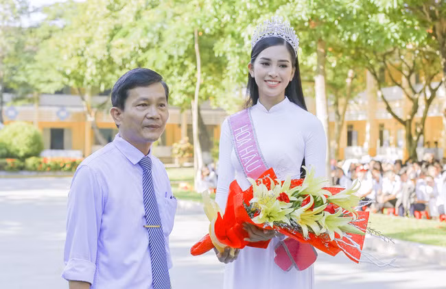 Hình ảnh đẹp của Đỗ Thị Hà và các Hoa hậu Việt Nam khi về thăm trường cũ ảnh 4