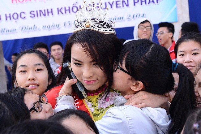 Hình ảnh đẹp của Đỗ Thị Hà và các Hoa hậu Việt Nam khi về thăm trường cũ ảnh 11