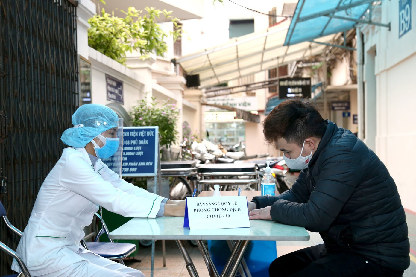 Bệnh viện Việt Đức đeo mã vạch ngừa COVID-19 trong ngày đầu cách ly toàn xã hội ảnh 4