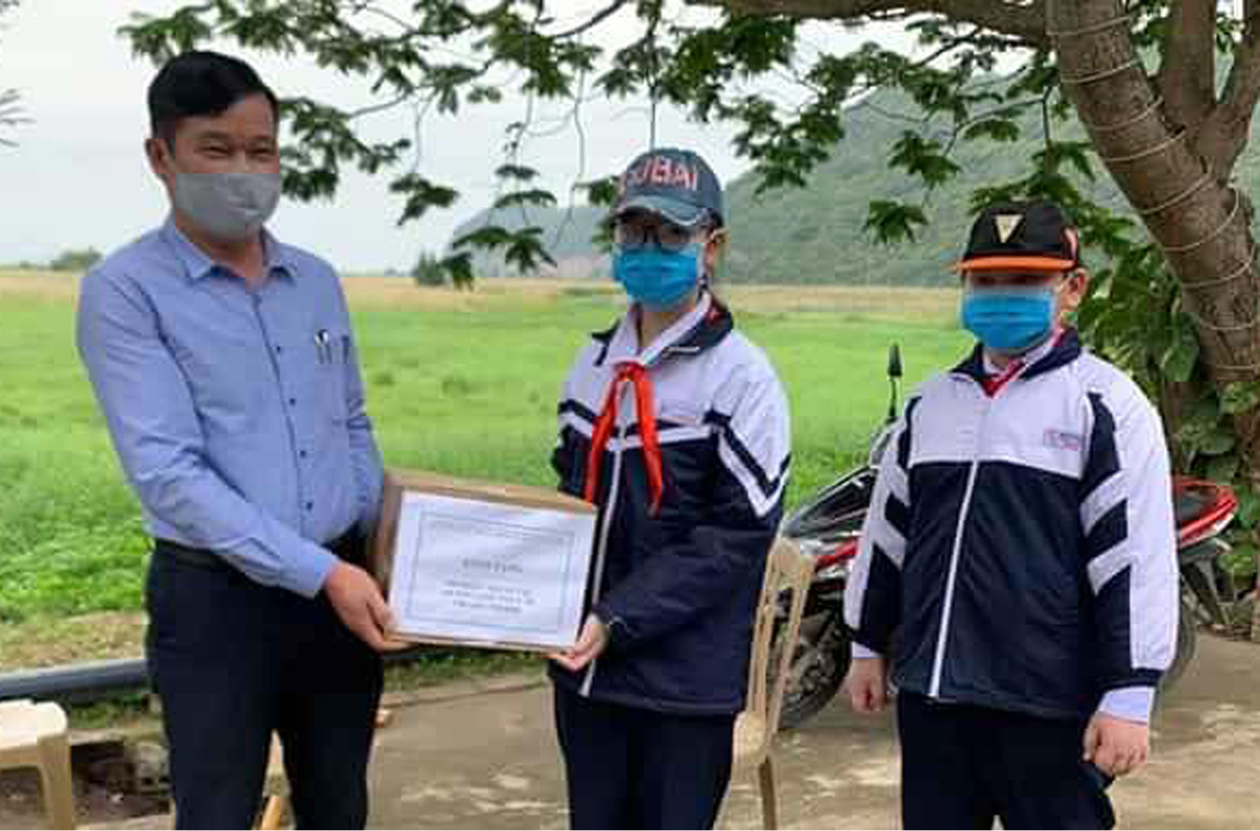 Vợ chồng tình nguyện cắm chốt chống dịch; thiếu nhi tặng lợn đầy tiền, bán hàng ủng hộ ảnh 3